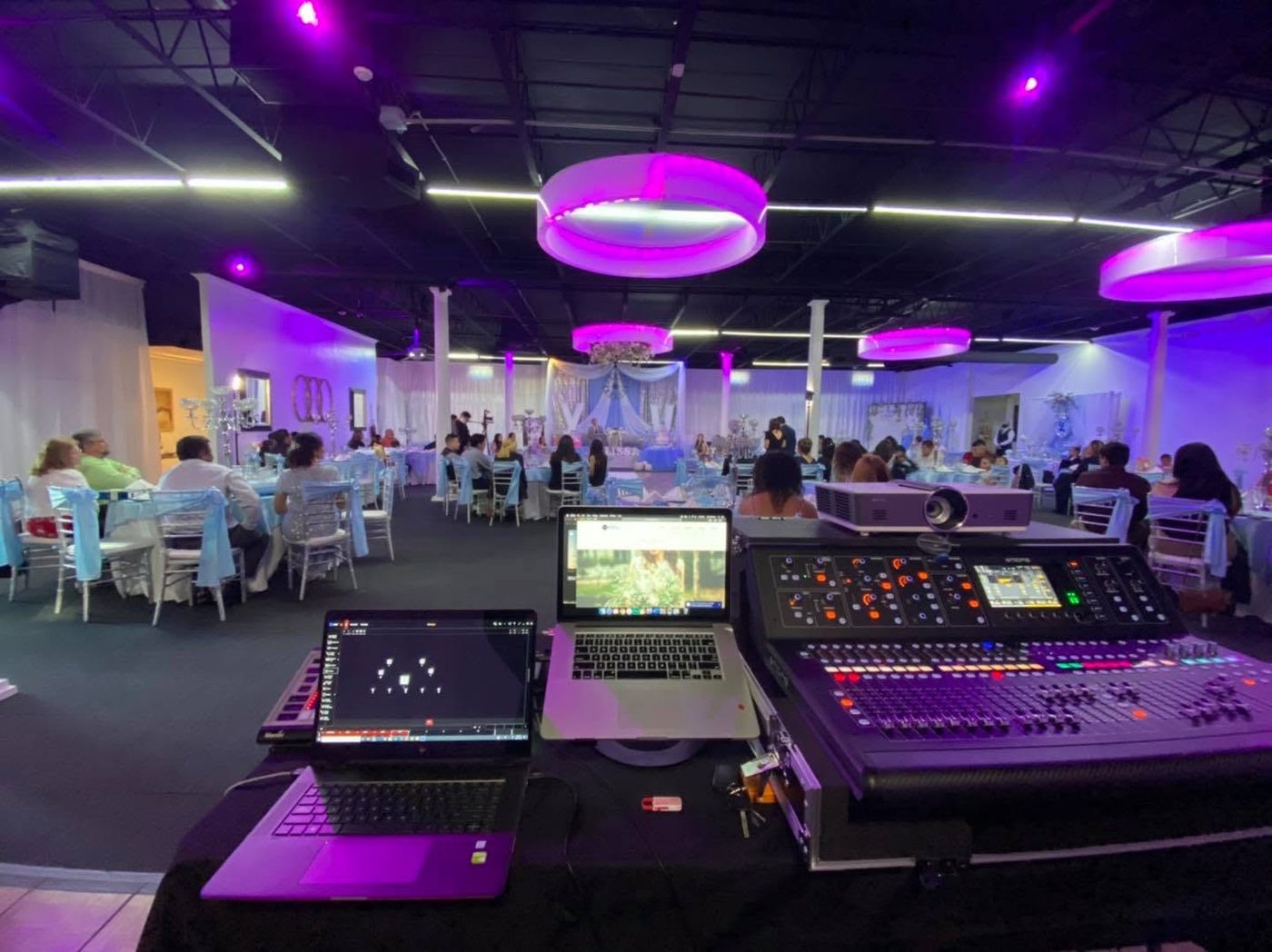 Salón iluminado con luces moradas