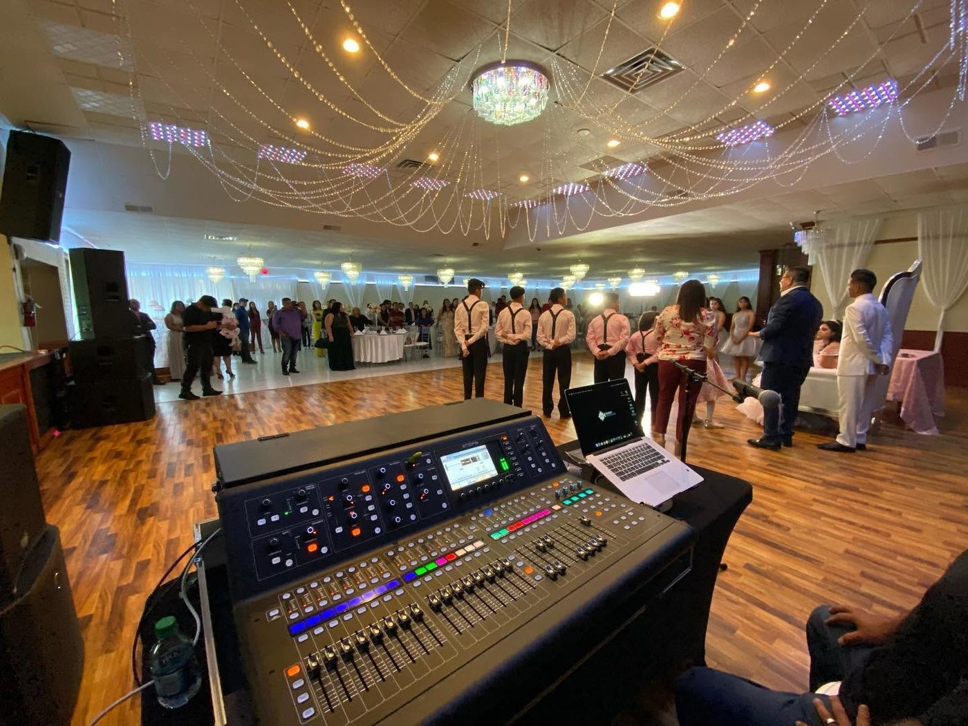 Consola de sonido profesional en evento